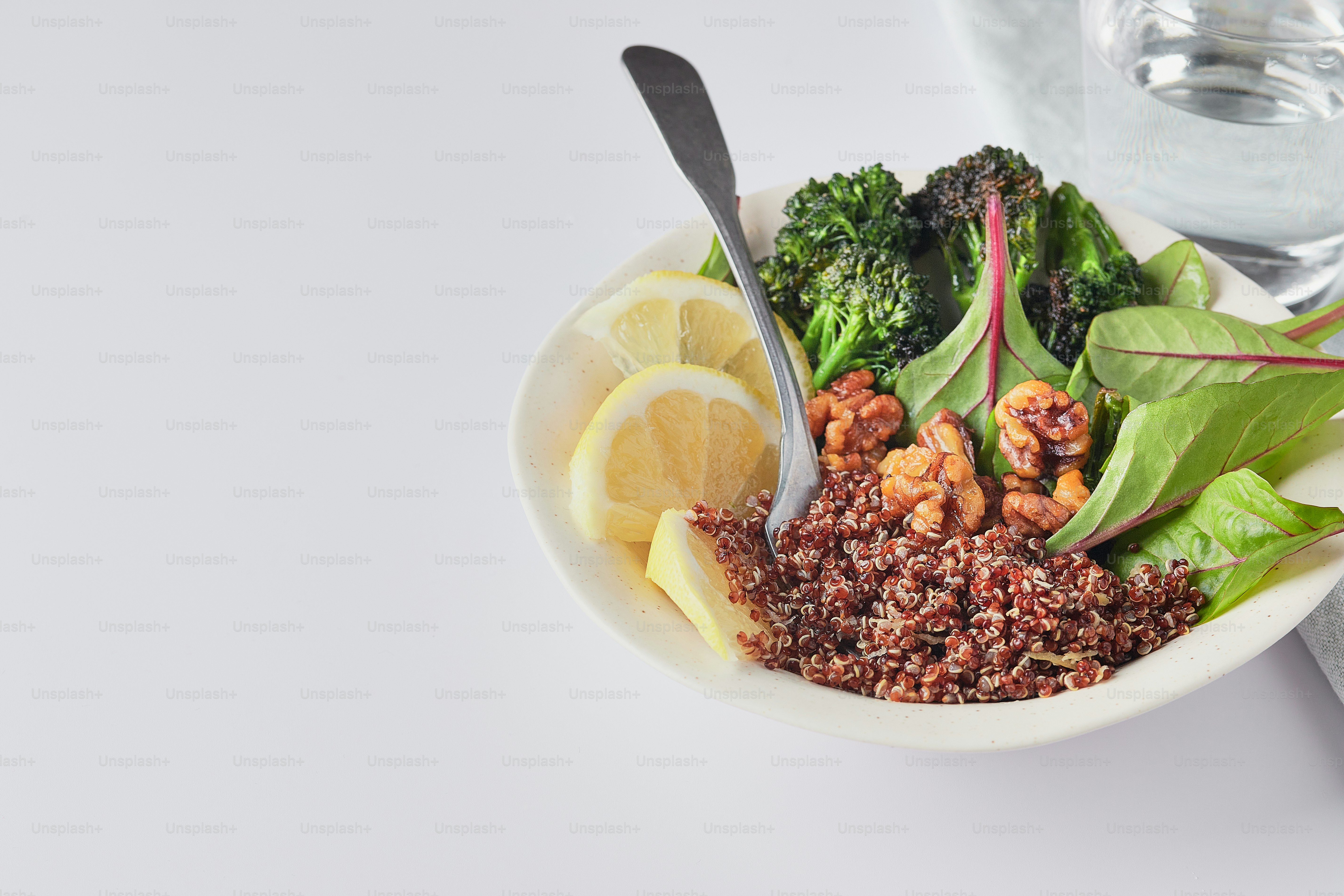 eine Schüssel mit Brokkoli, Spinat und Zitronenspalten