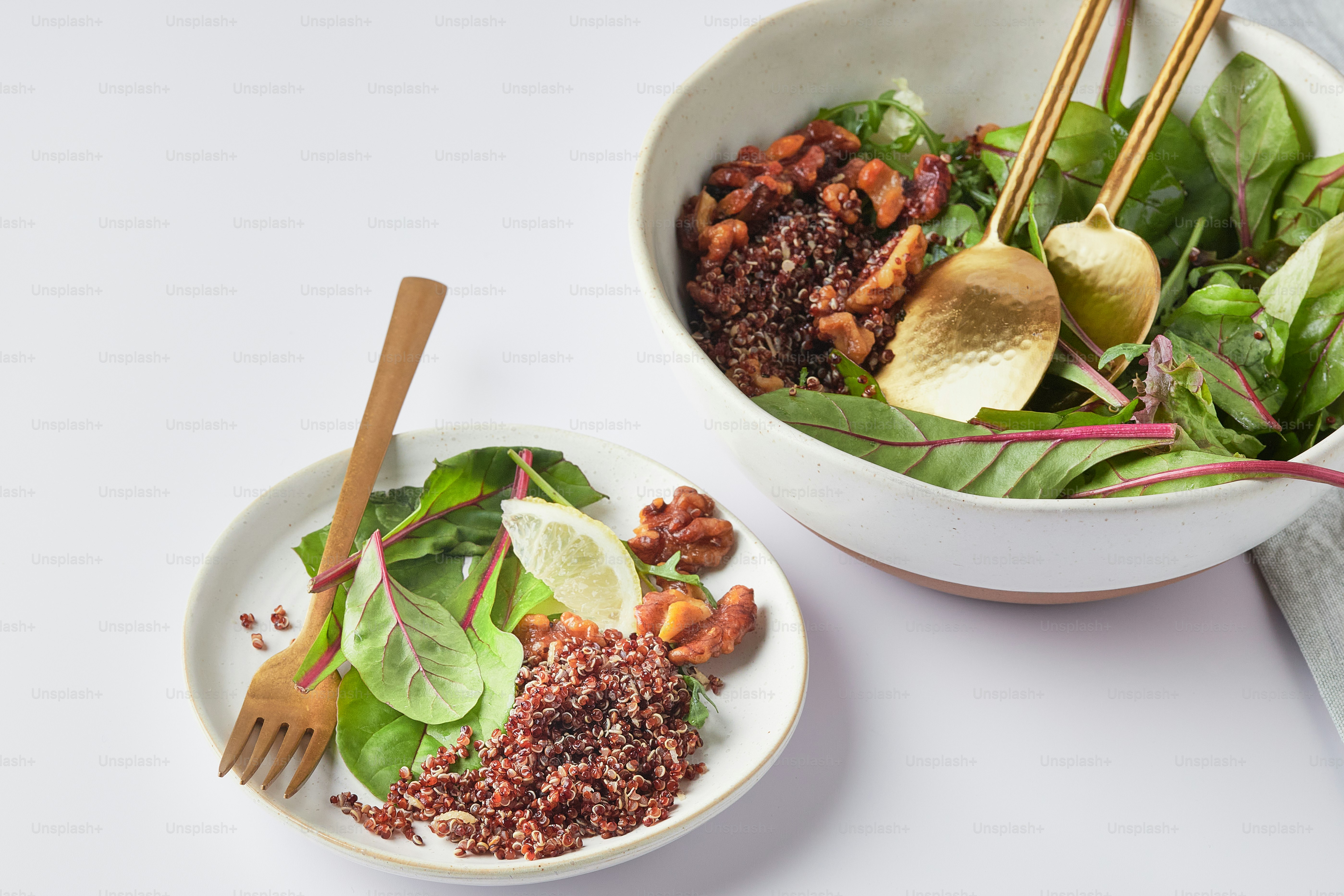 eine Schüssel Salat und eine Schüssel Salat auf einem Tisch