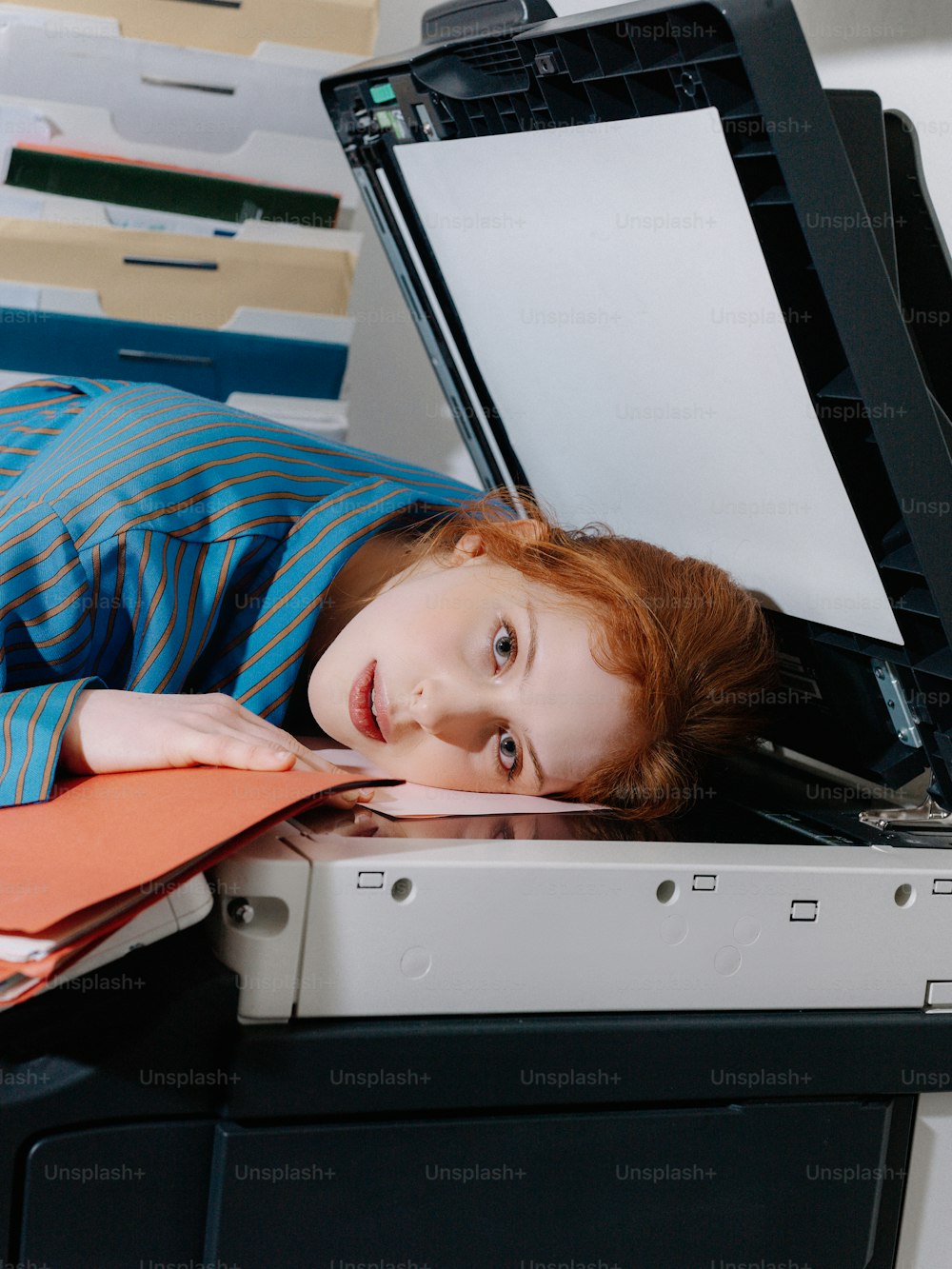 열린 노트북 컴퓨터 위에 누워 있는 어린 소녀