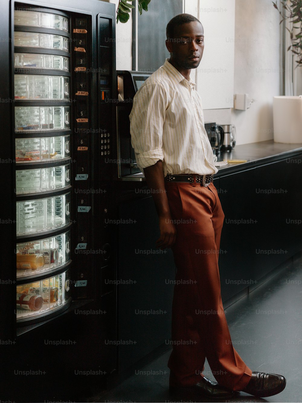 um homem parado em frente a uma geladeira