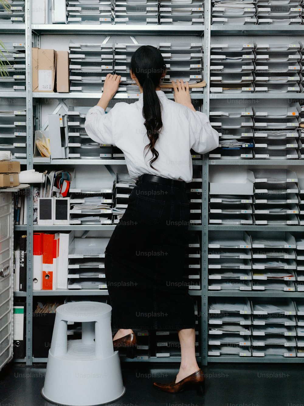 uma mulher em frente a uma estante de livros