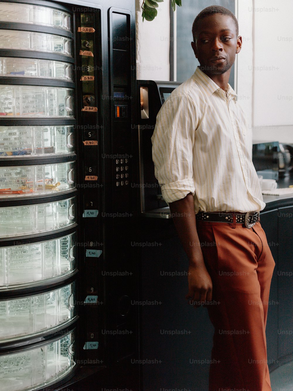 um homem parado em frente a uma geladeira