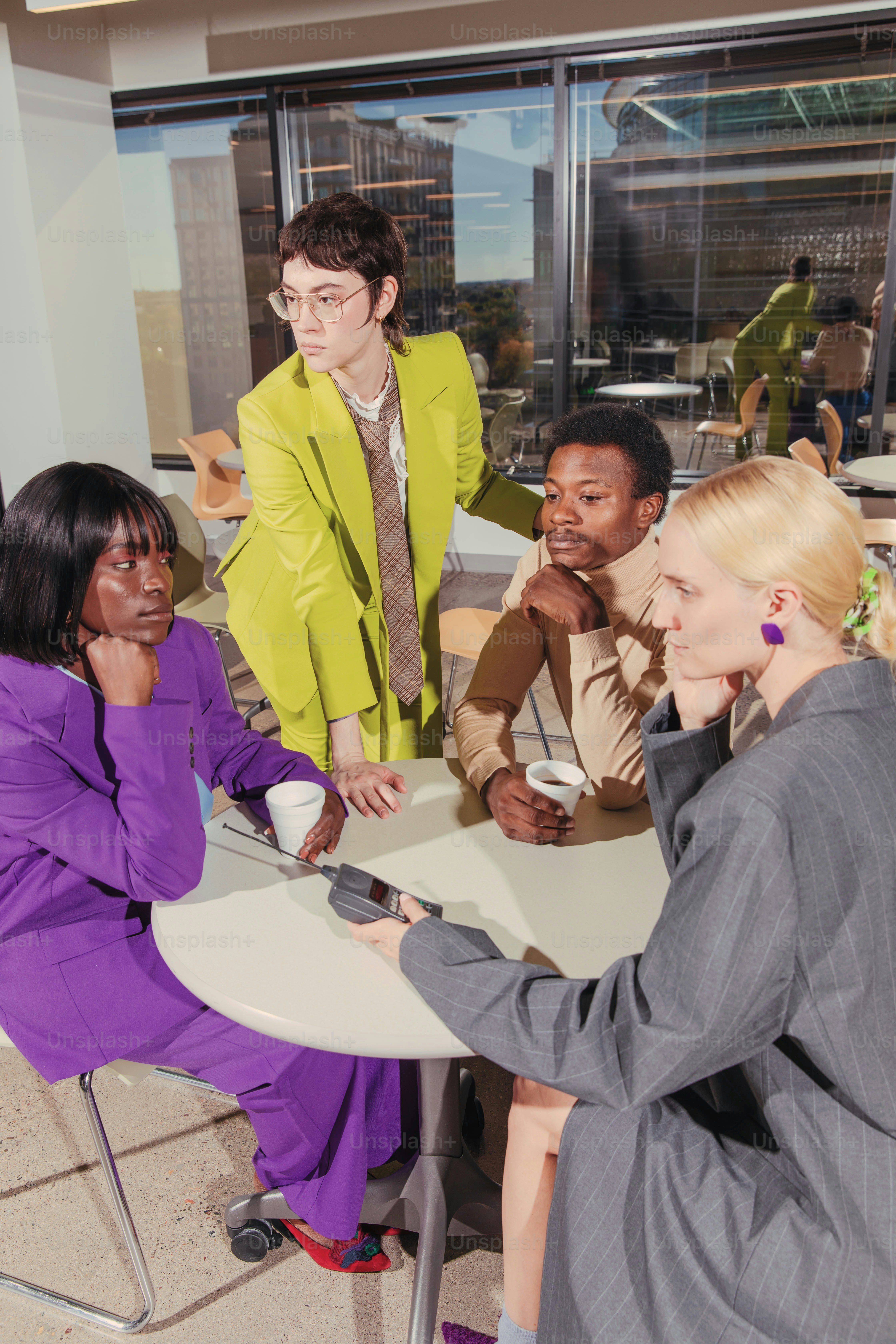 un gruppo di persone sedute intorno a un tavolo