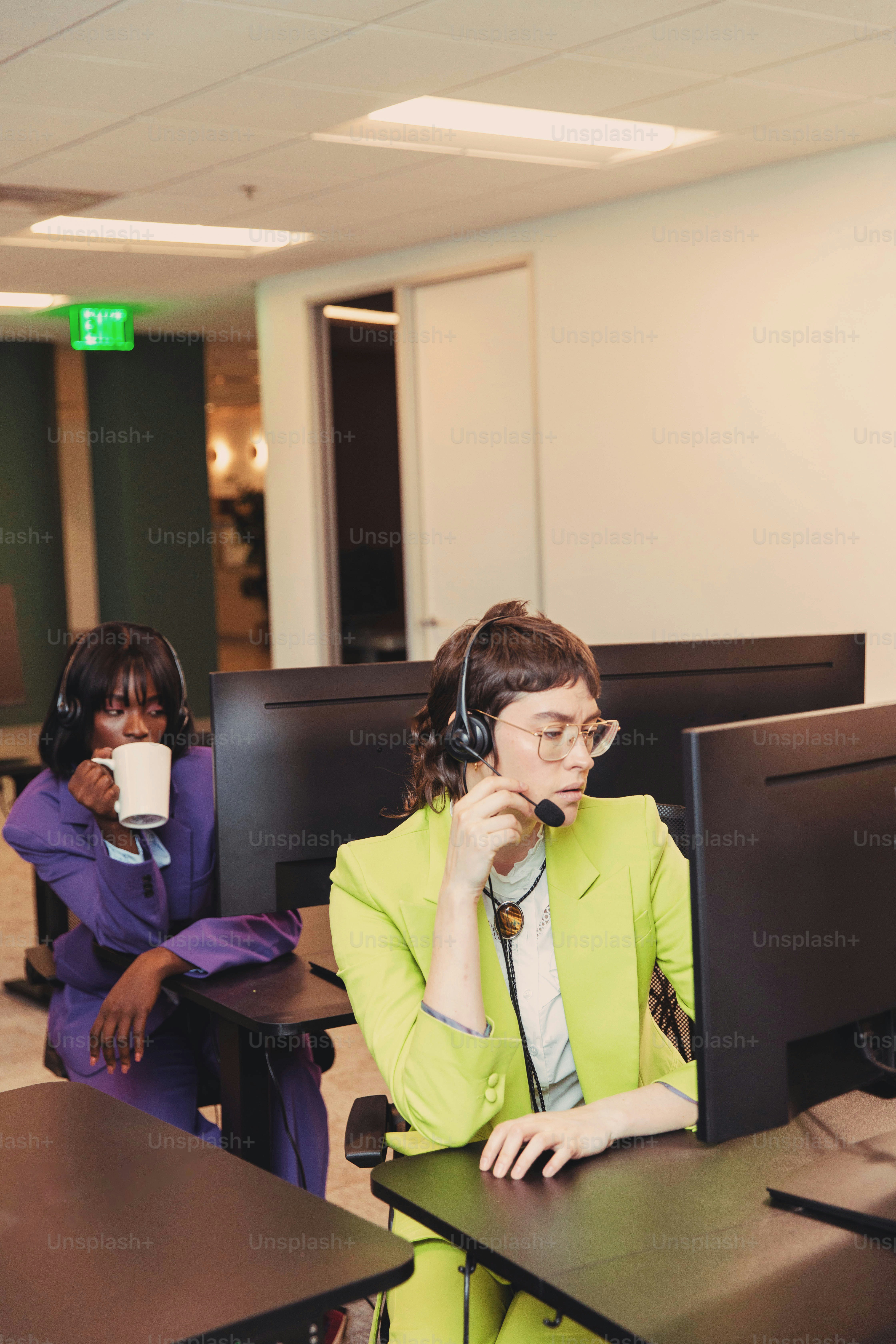 eine Frau sitzt an einem Schreibtisch vor einem Computer