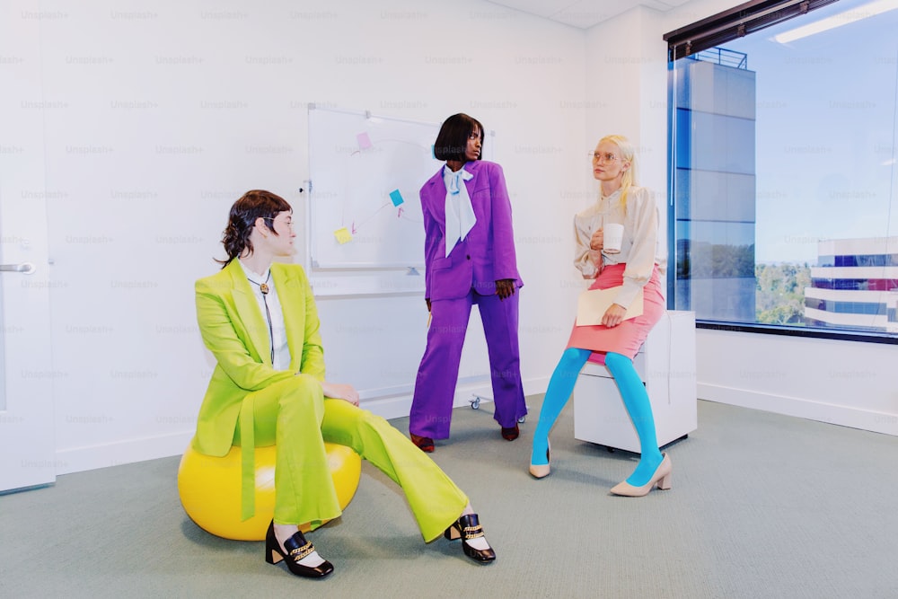 un gruppo di donne in abiti dai colori vivaci