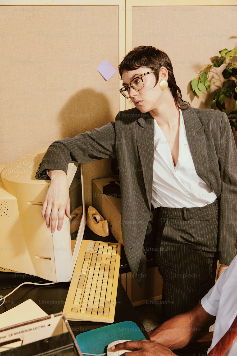 컴퓨터 앞 책상에 앉아 있는 여성