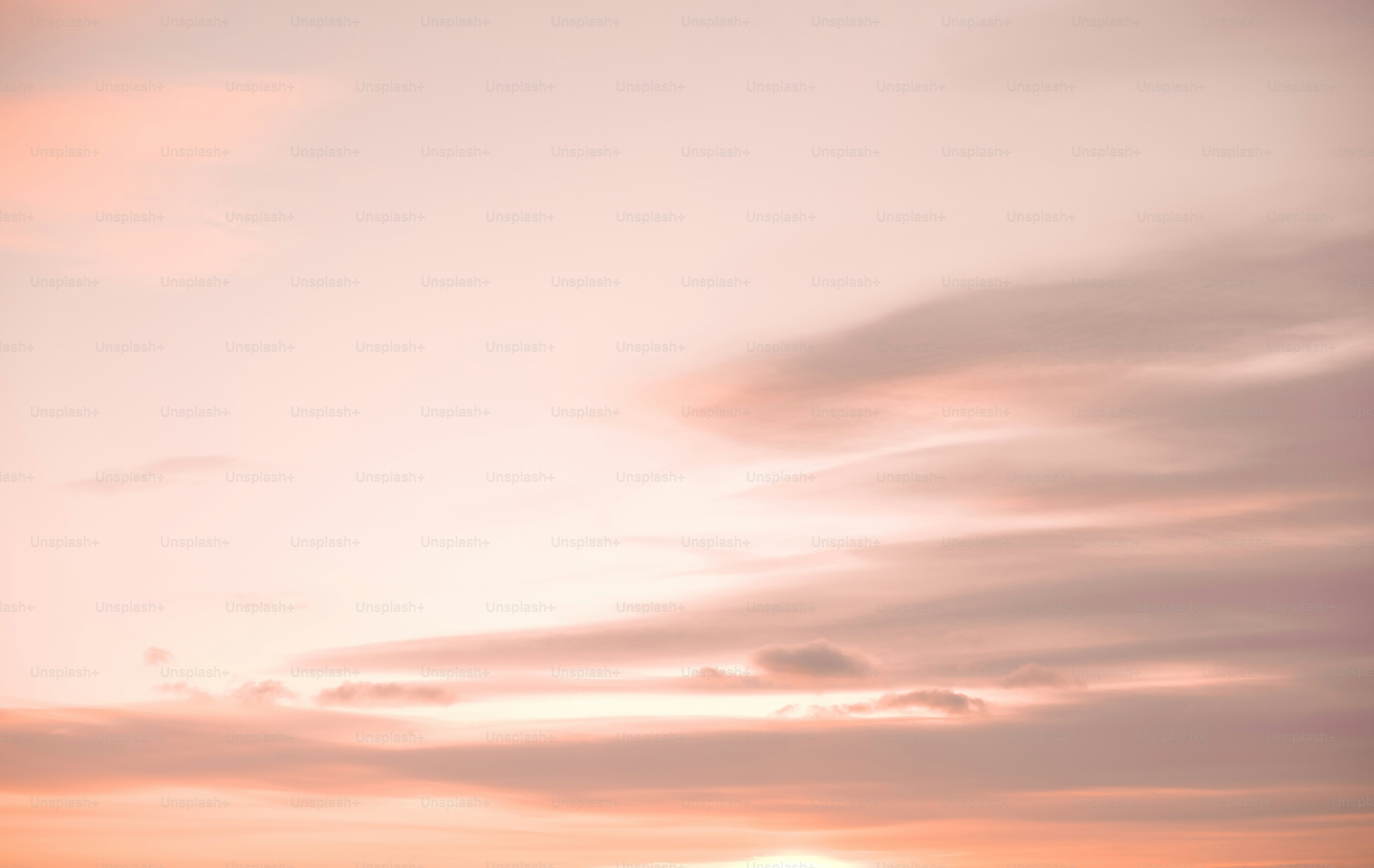 eine Person, die am Strand steht und ein Surfbrett hält