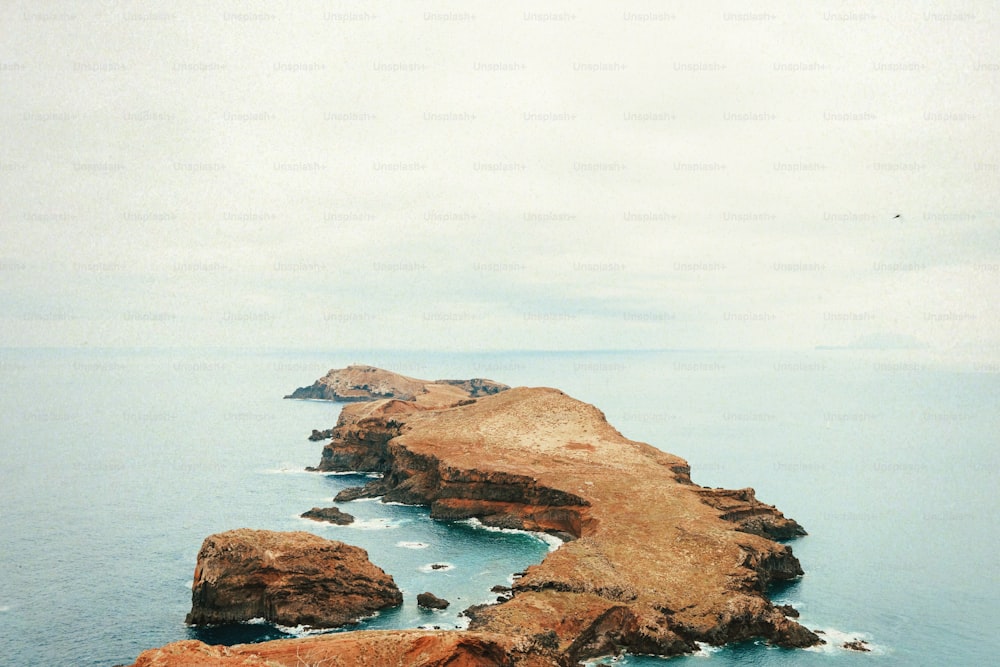 un paio di grandi rocce in mezzo a uno specchio d'acqua