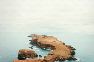 un par de rocas grandes en medio de un cuerpo de agua