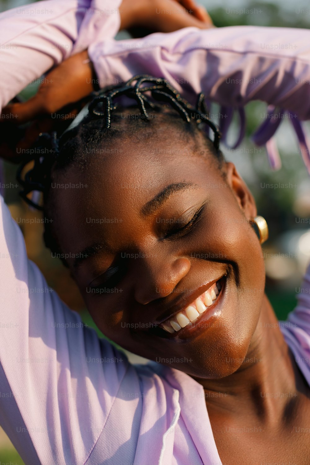 une femme souriante avec ses cheveux en chignon