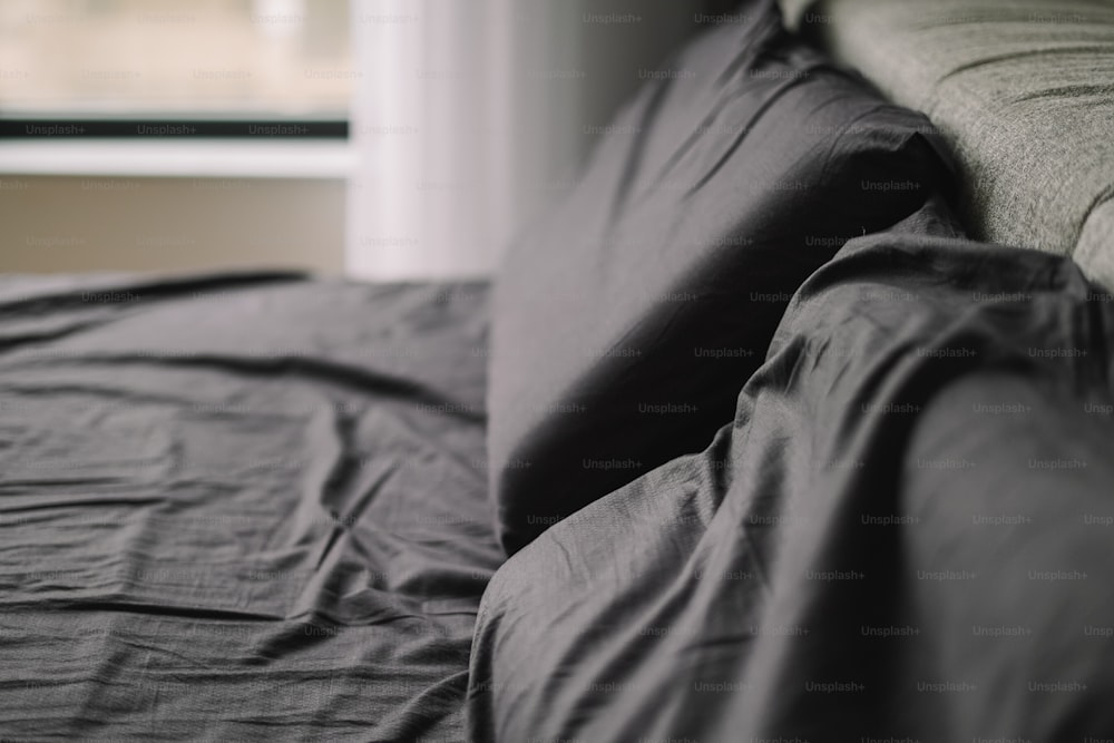 Un primer plano de una cama con un edredón negro