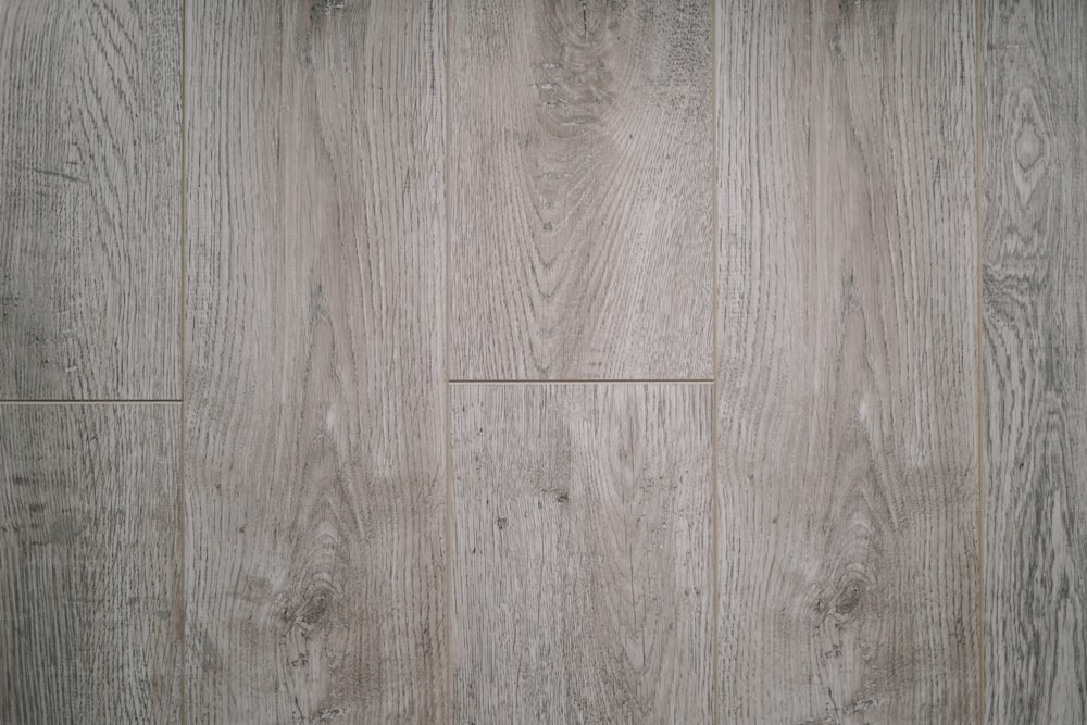 un primo piano di un pavimento in legno con uno sfondo bianco