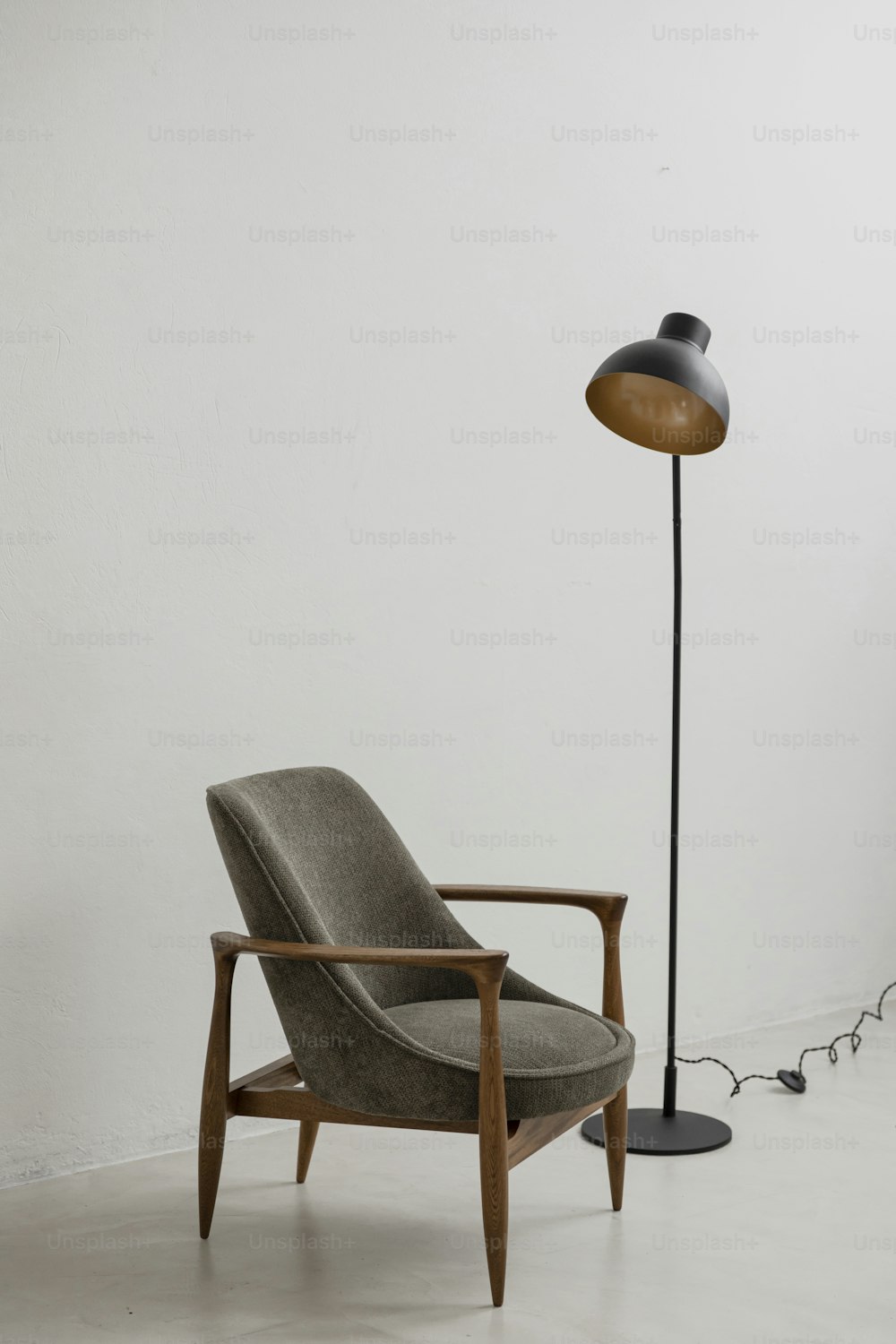 ein Stuhl und eine Lampe in einem Raum