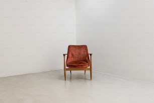 una silla marrón sentada en un rincón de una habitación