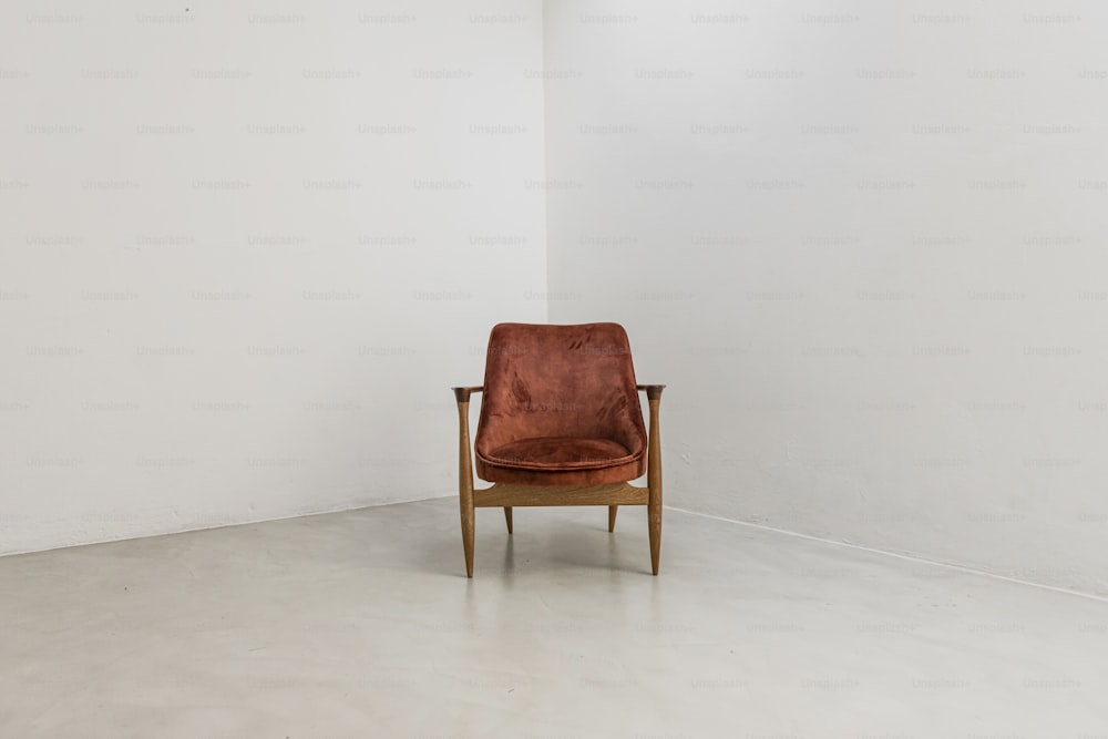 방 한구석에 앉아 있는 갈색 의자