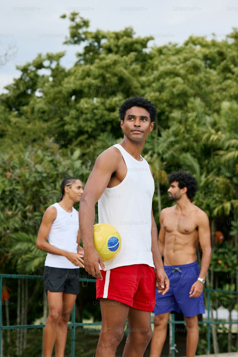 Un hombre sosteniendo un frisbee amarillo y azul