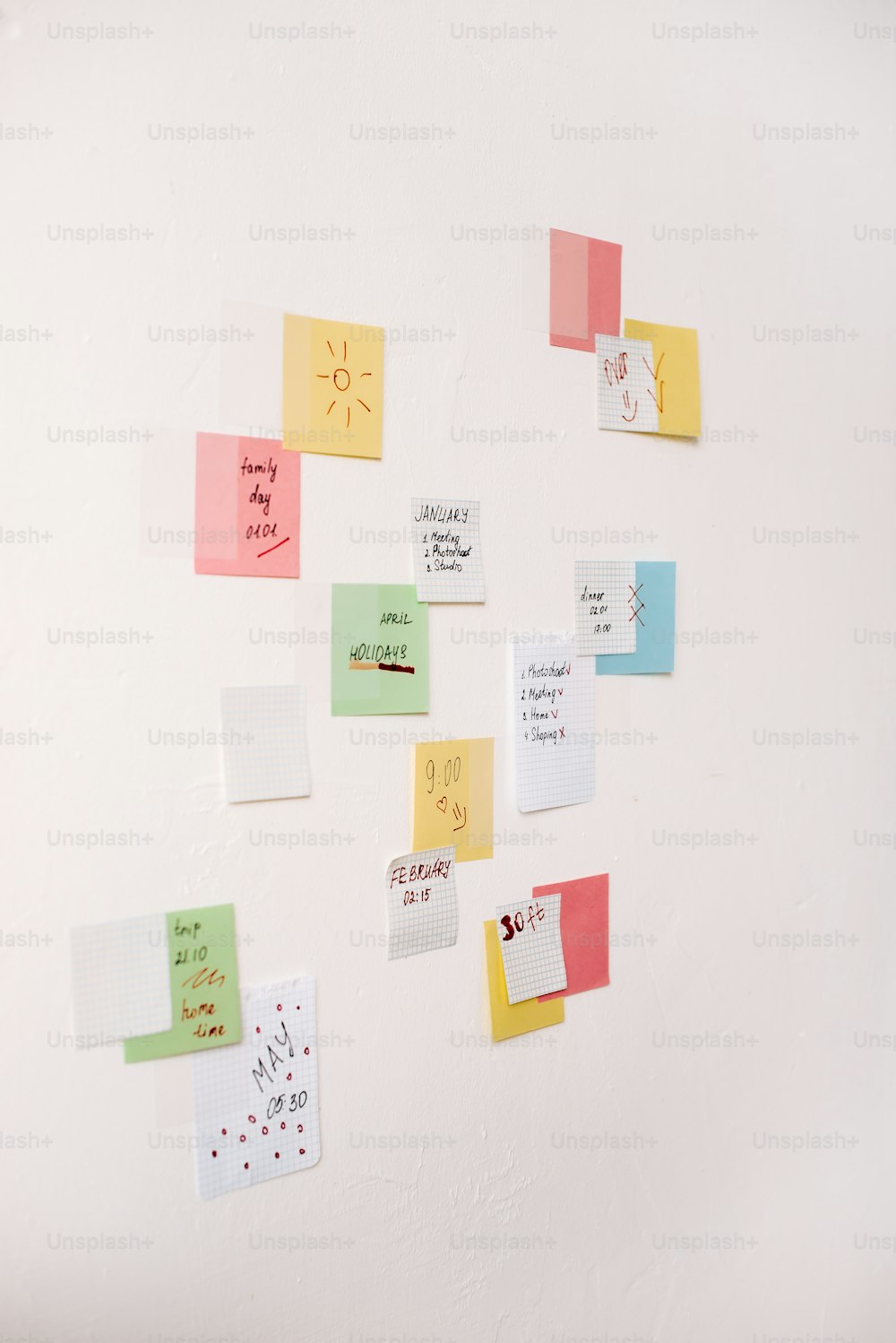 많은 포스트잇 메모로 덮인 흰 벽
