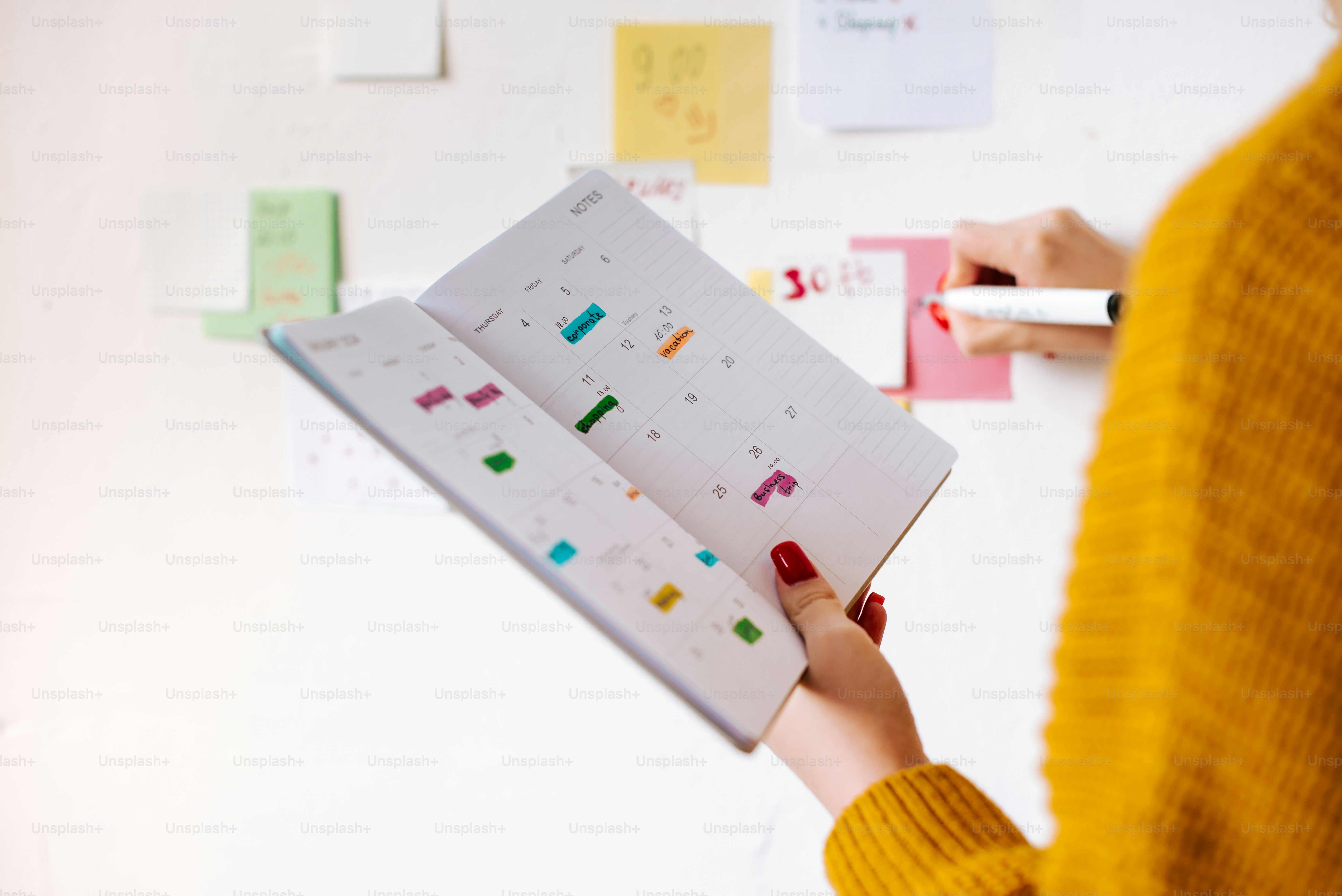 uma mulher está segurando um planejador em sua mão