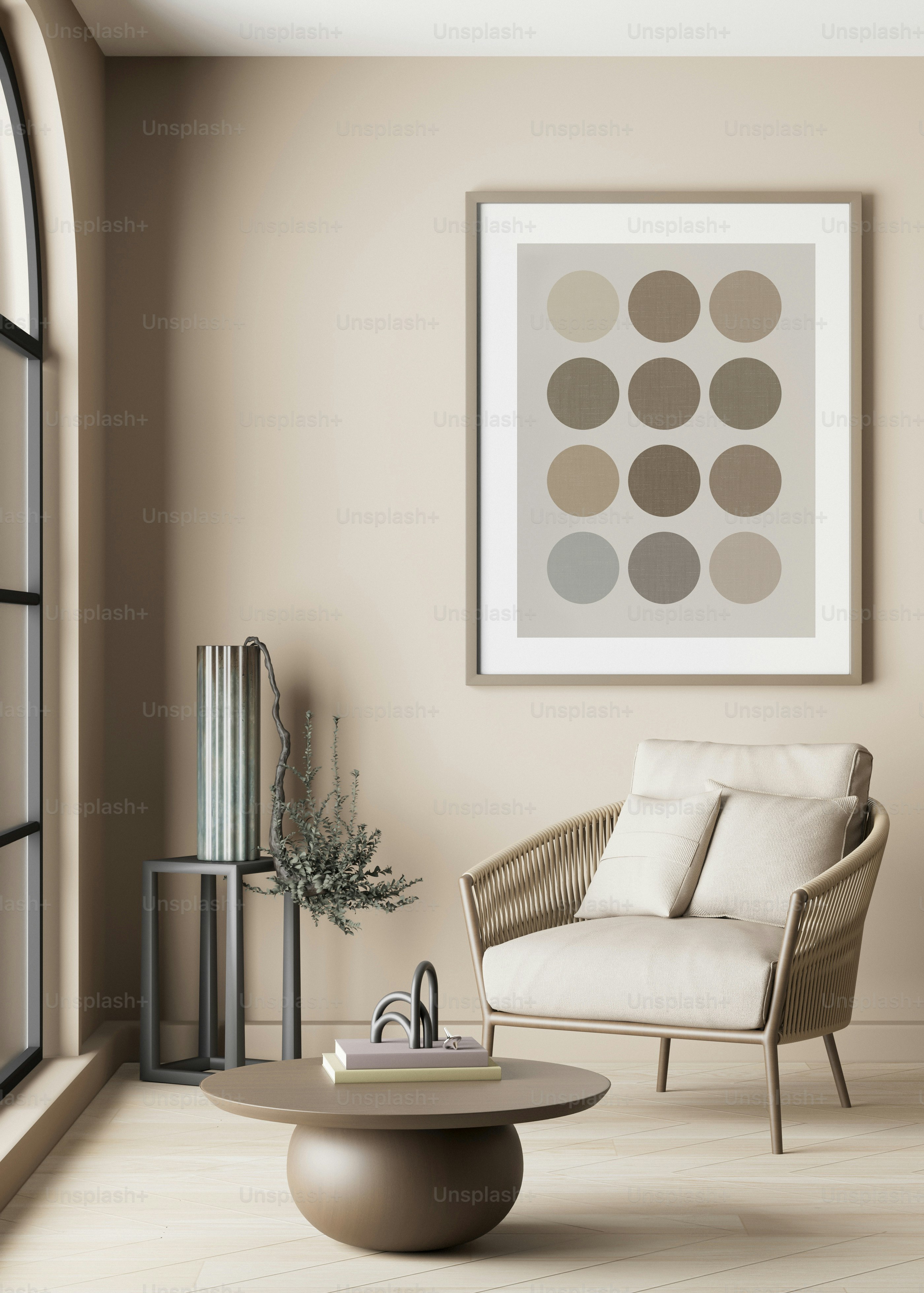 un soggiorno con una sedia e un tavolino