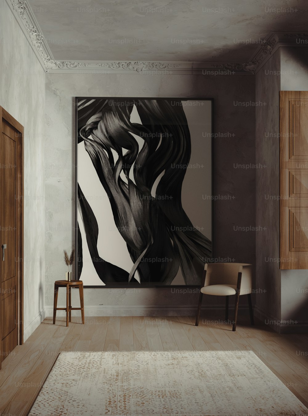 uma cadeira e uma pintura em uma sala
