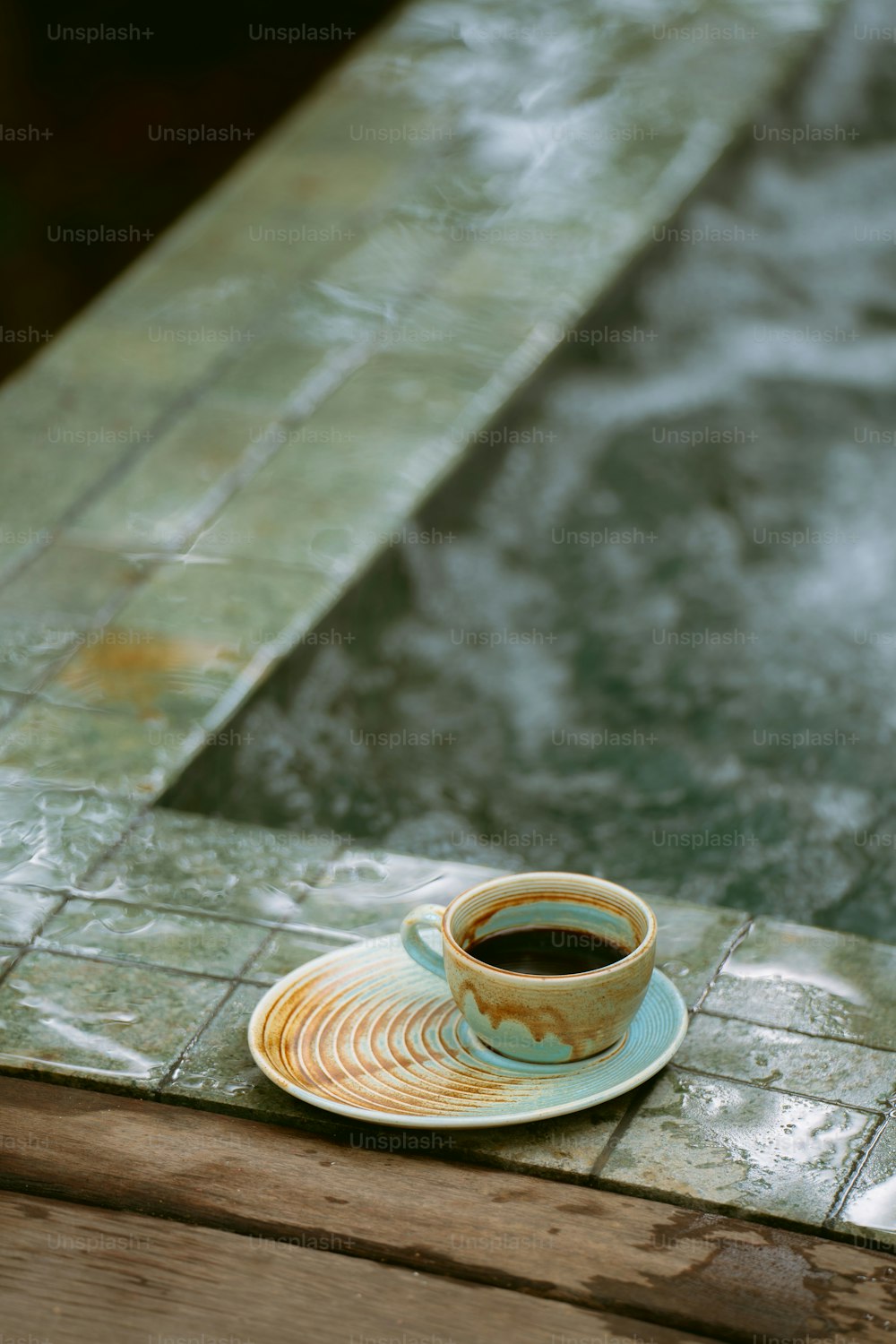 접시 위에 놓인 커피 한 잔