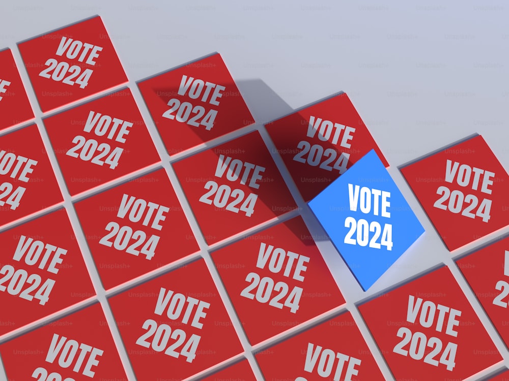 un pedazo de papel azul encima de una pila de carteles rojos de votación