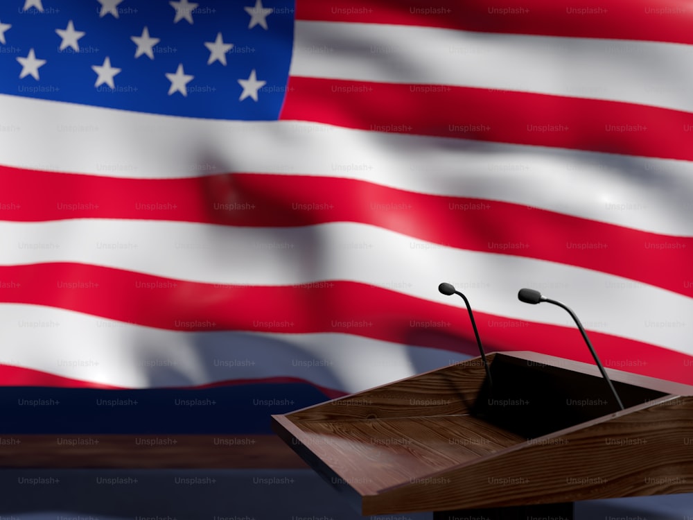 Un podio con un micrófono frente a una bandera estadounidense