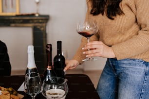 una donna tiene in mano un bicchiere di vino