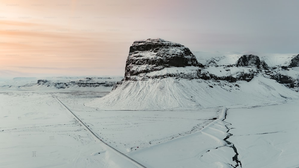 una montaña cubierta de nieve con una carretera que la atraviesa