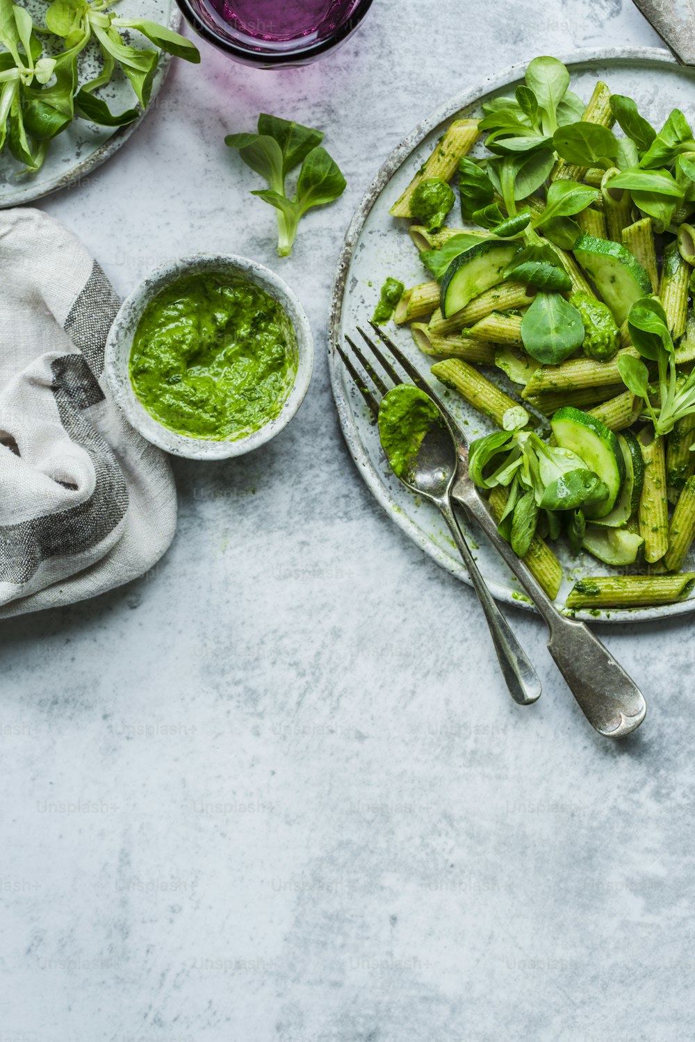 녹색 채소 한 접시와 페스토 한 그릇
