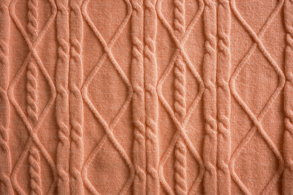 Eine Nahaufnahme einer Decke mit einem Muster darauf