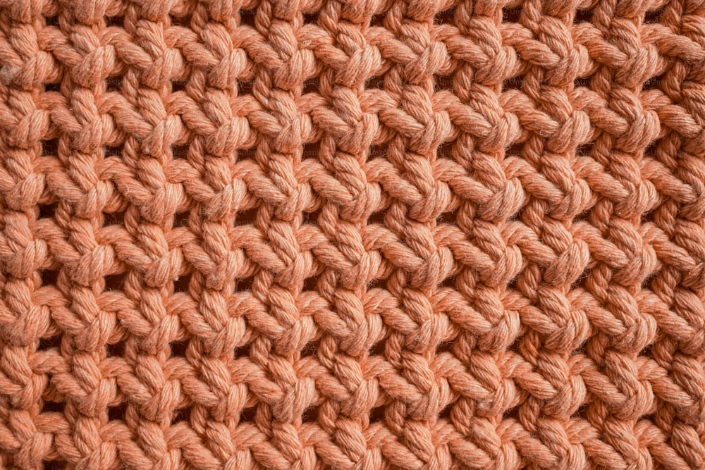 毛糸で作られたかぎ針編みの毛布のクローズアップ