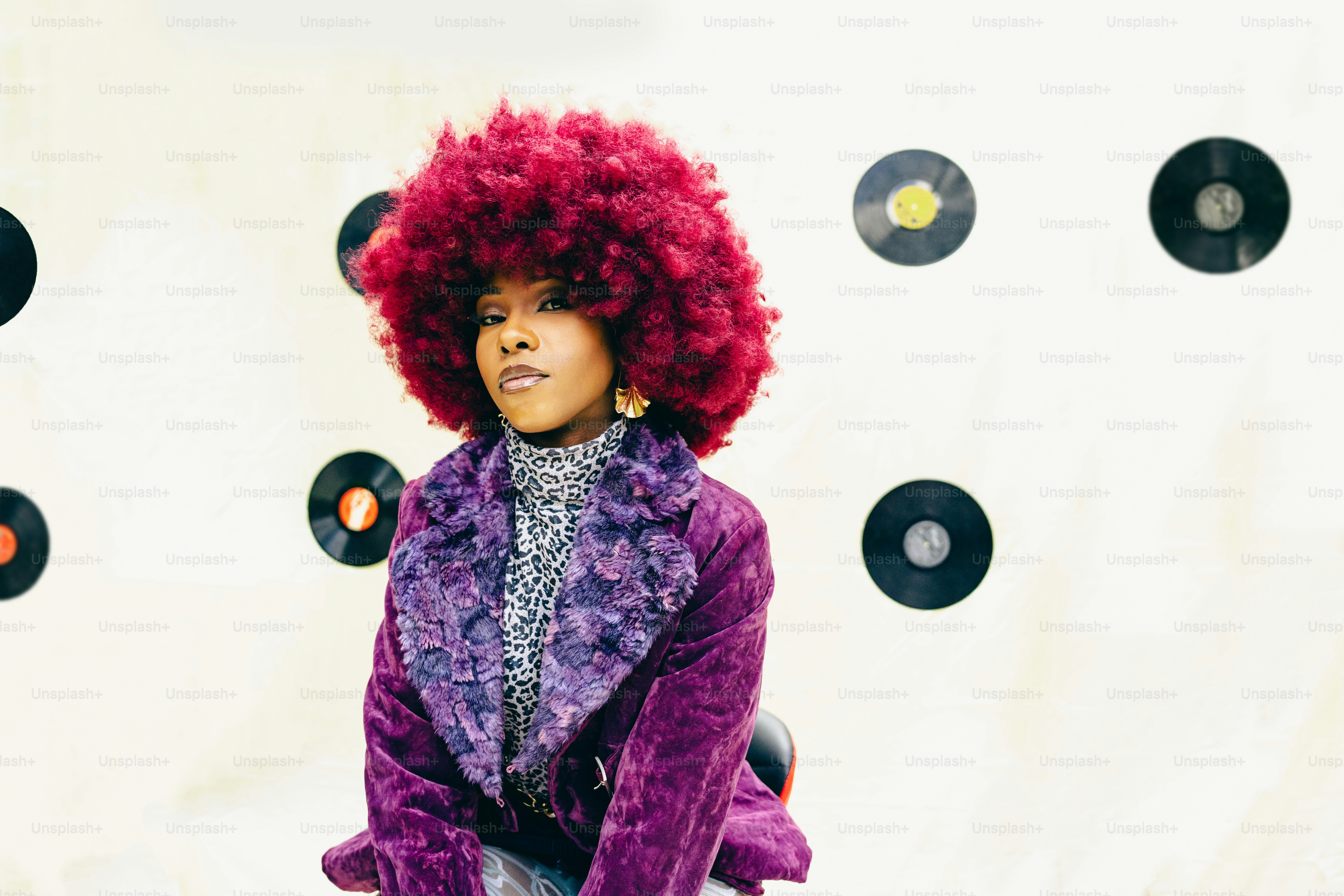 une femme aux cheveux roux assise sur une chaise
