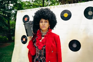 Uma mulher com um afro segurando um toca-discos