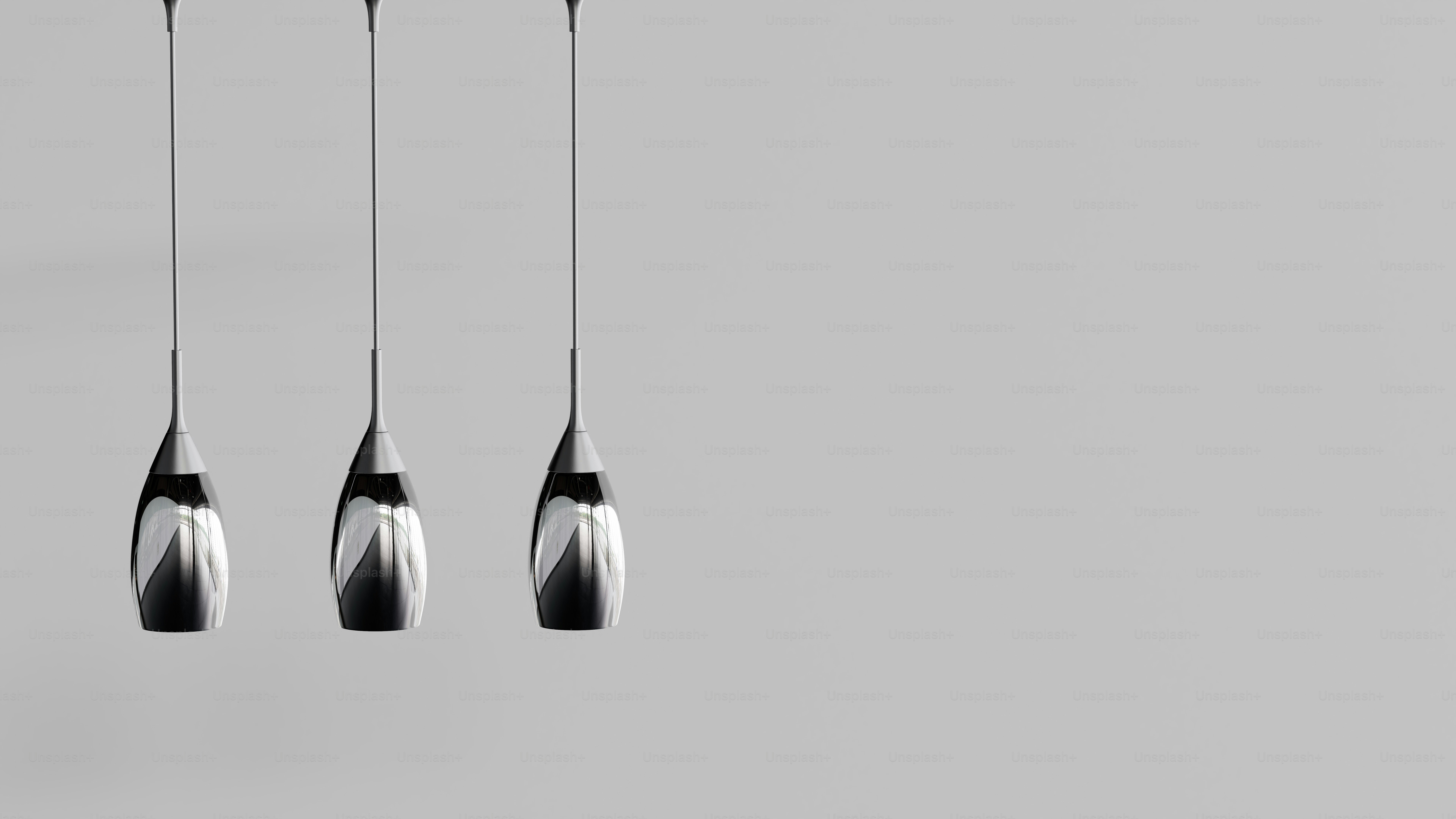 sekelompok tiga lampu gantung hitam putih