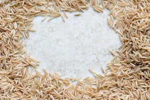 um prato de arroz com um fundo branco