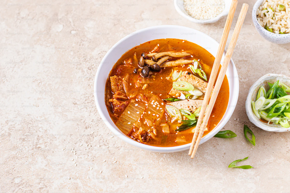 Nước dùng bò đậm đà cùng các nguyên liệu chuẩn bị nấu Tteokguk