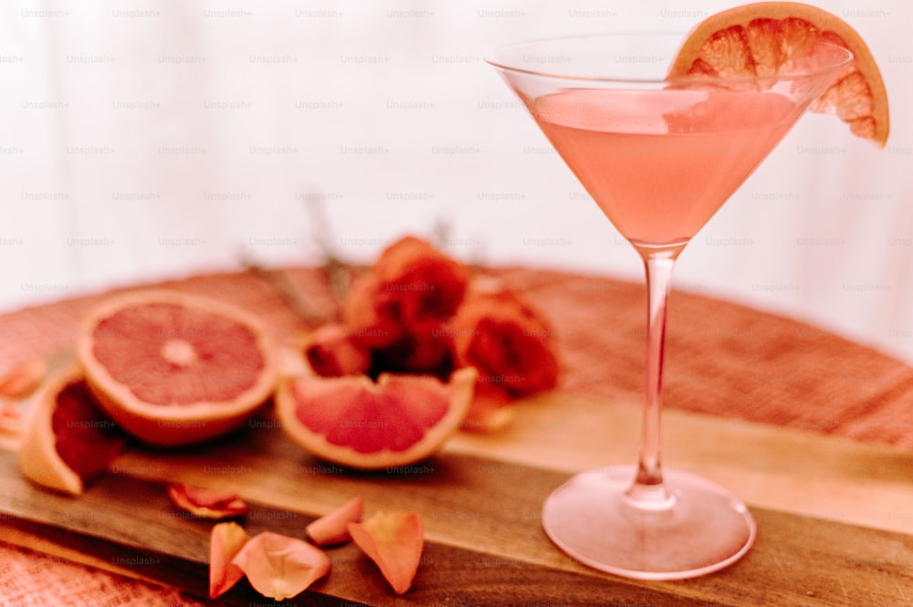 un martini de pomelo adornado con una rodaja de pomelo