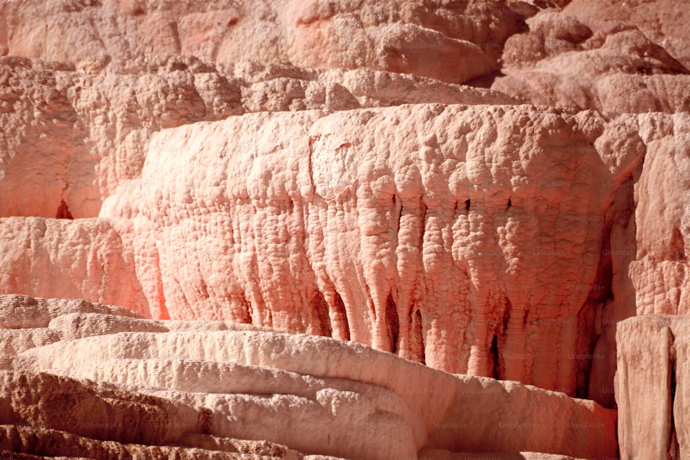 사막에 있는 큰 암석 그룹