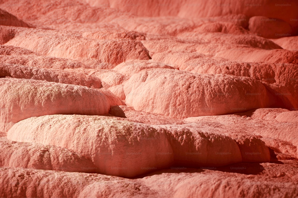 eine Gruppe von Felsen, die rosa gefärbt sind