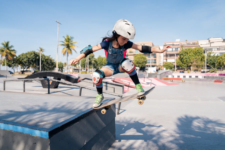 Meisje doet een trick op skateboard in skatepark