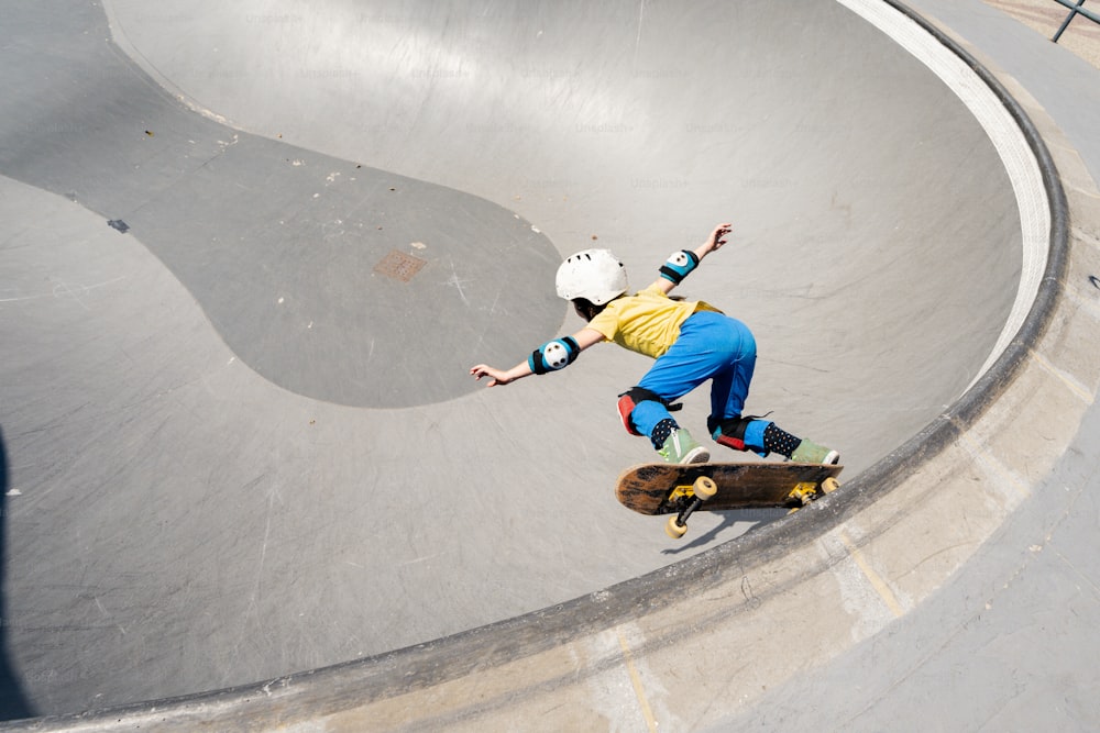 un uomo che cavalca uno skateboard sul lato di una rampa