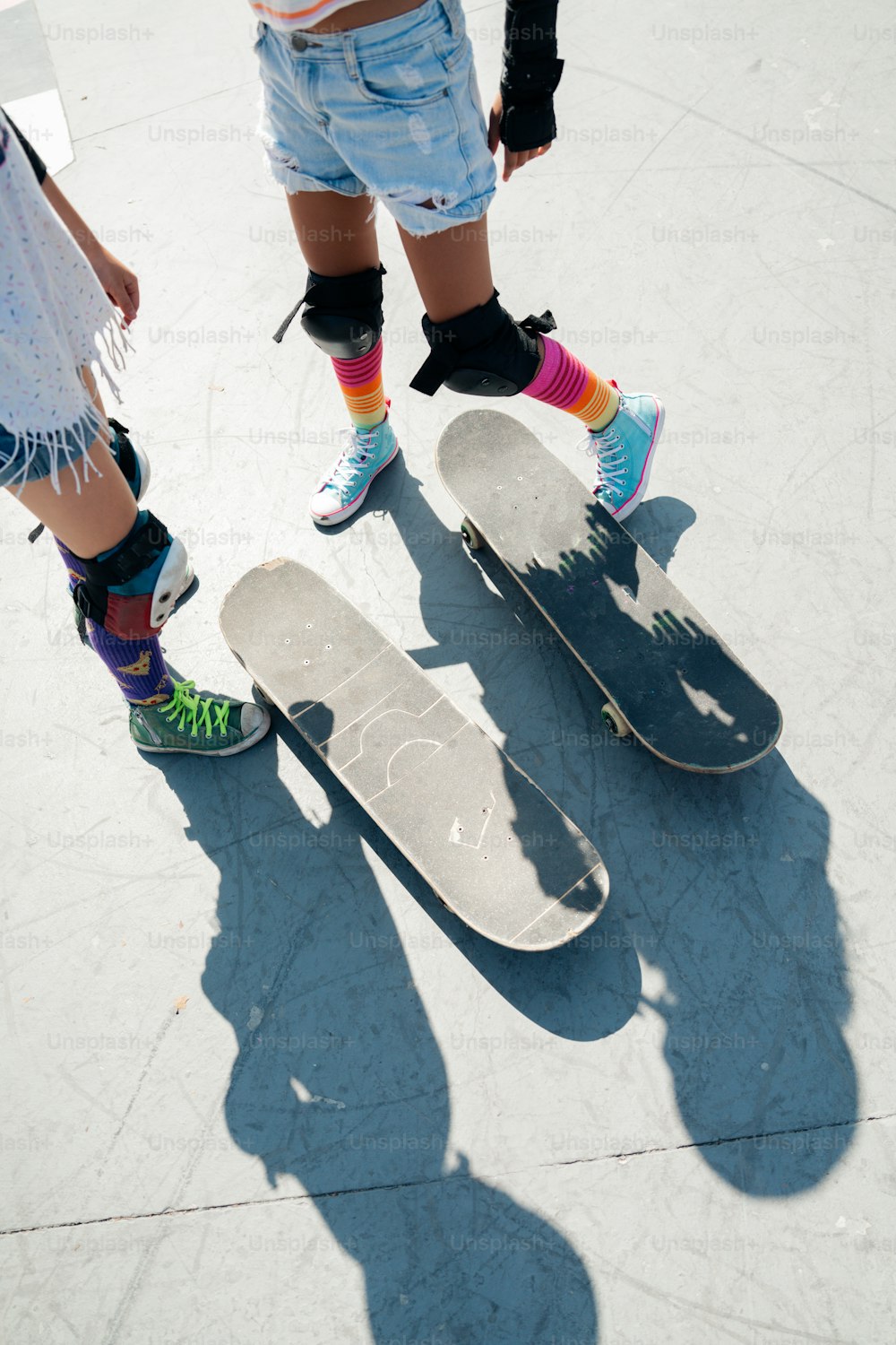 um par de pessoas em pé em cima de skates
