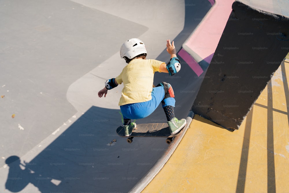 Una persona che cavalca uno skateboard in uno skate park