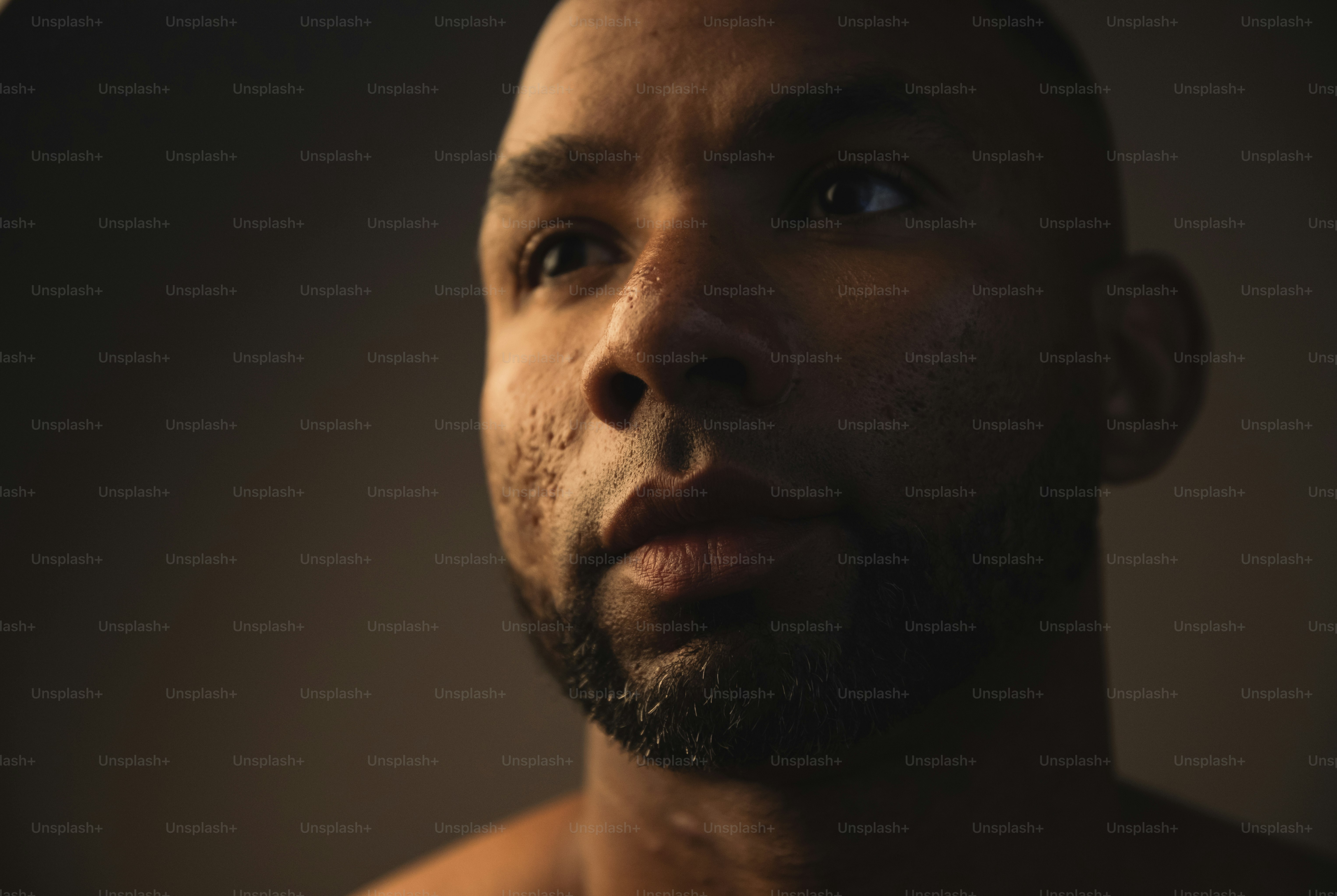 Un primer plano de un hombre con la cabeza calva