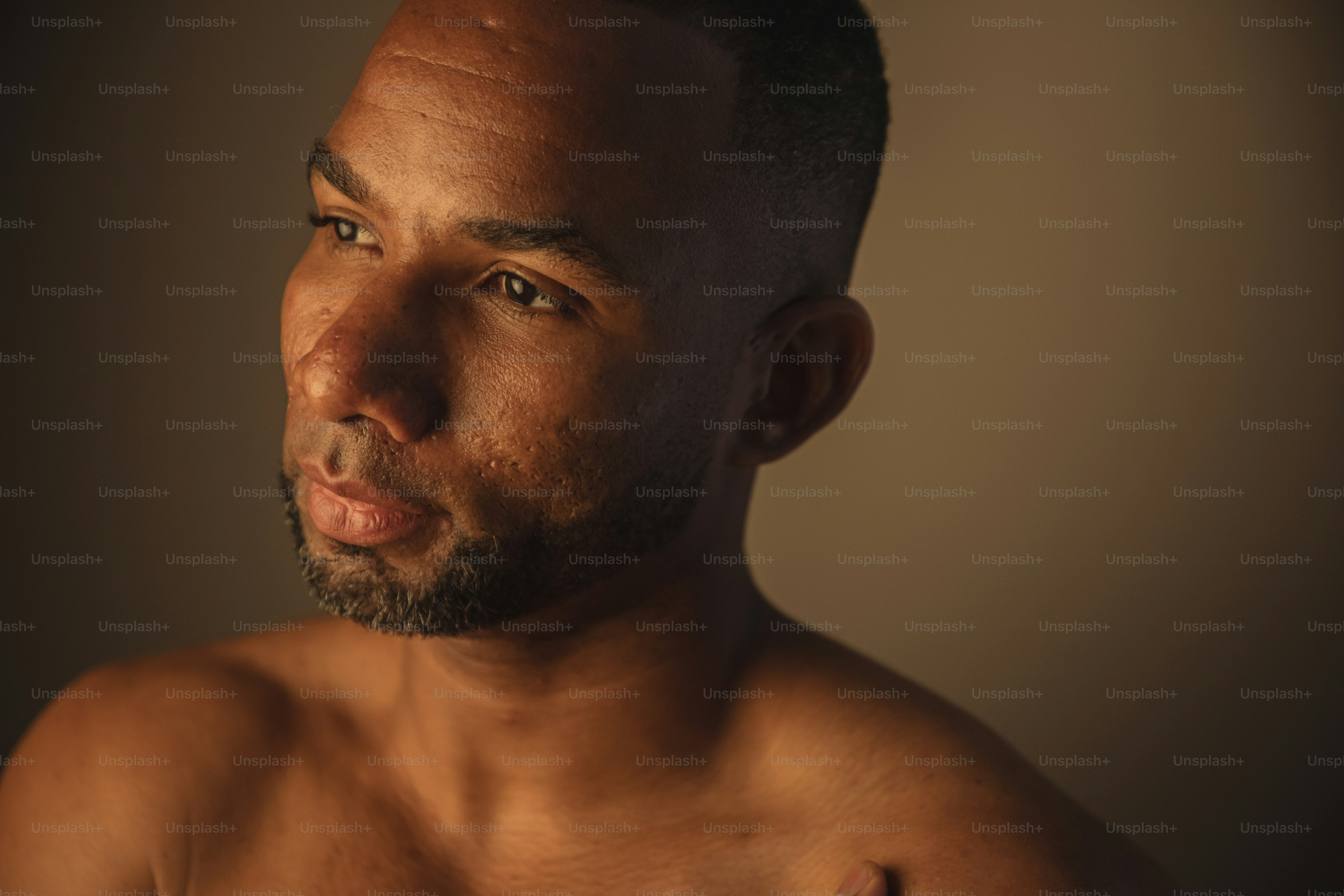 Un hombre sin camisa y sin camisa posando para una foto