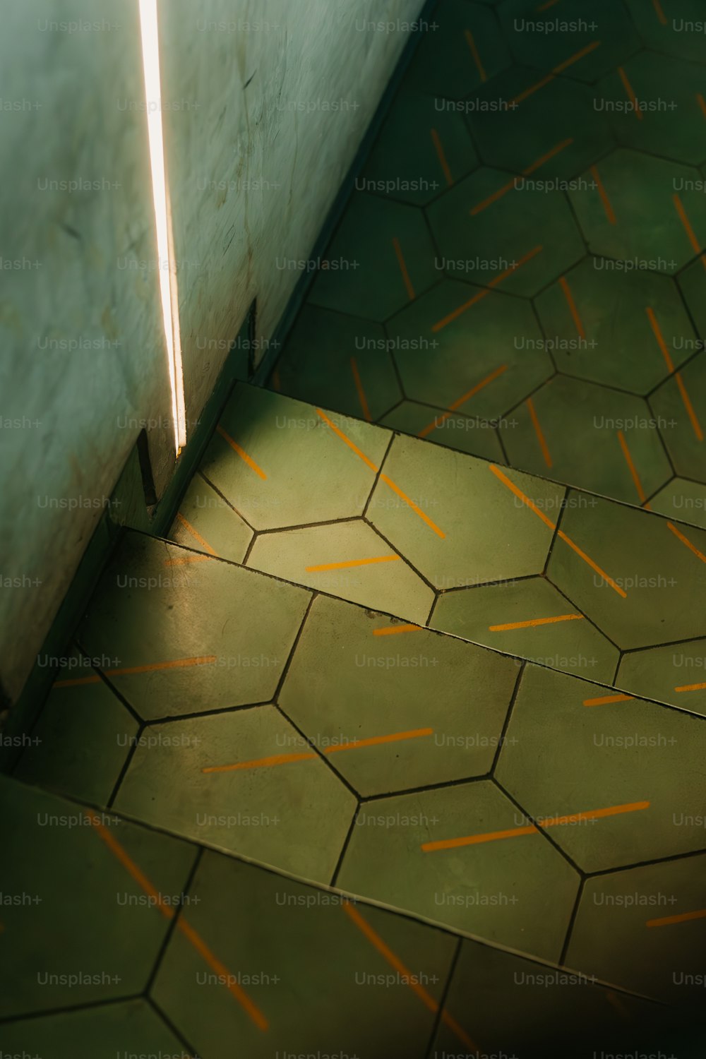 un angolo di una stanza con linee gialle sul pavimento