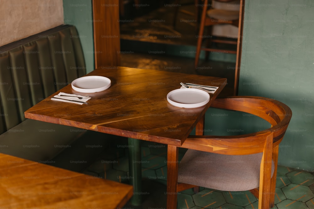 un tavolo di legno con sopra due piatti bianchi