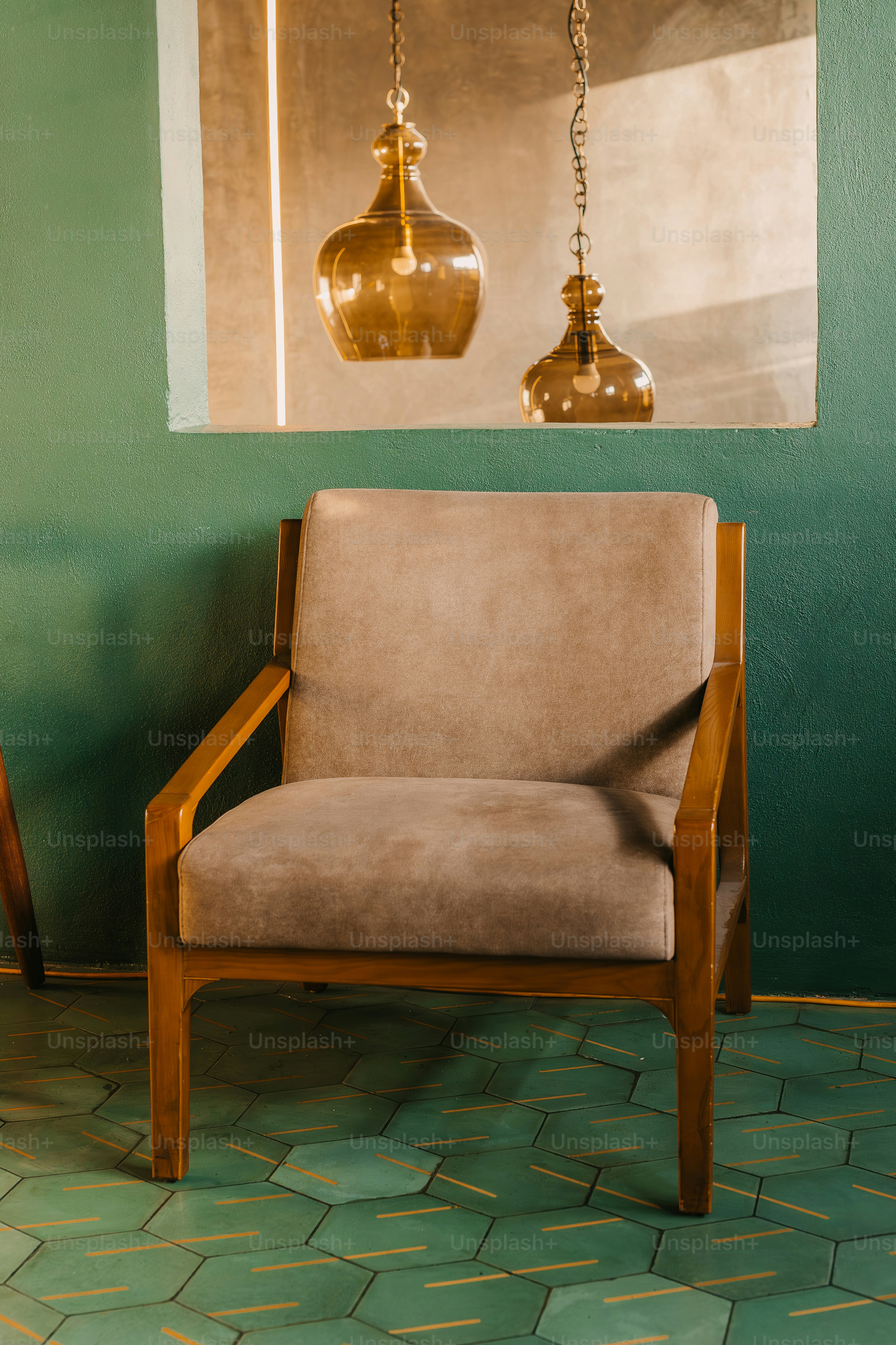 una sedia seduta davanti a uno specchio in una stanza