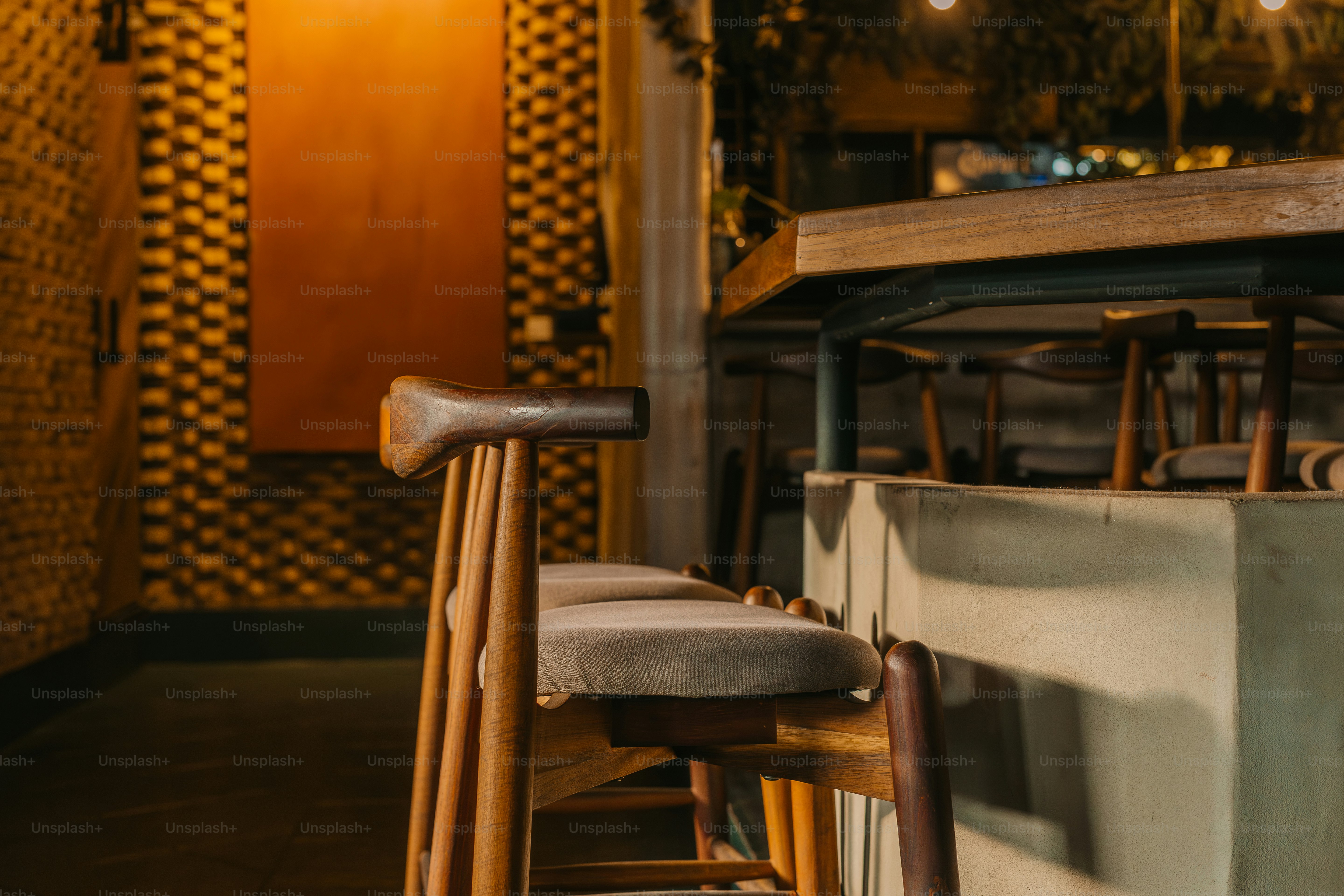 une rangée de chaises en bois assises les unes à côté des autres